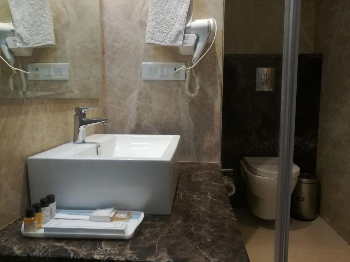 Hide Away Suites Noida Exterior foto